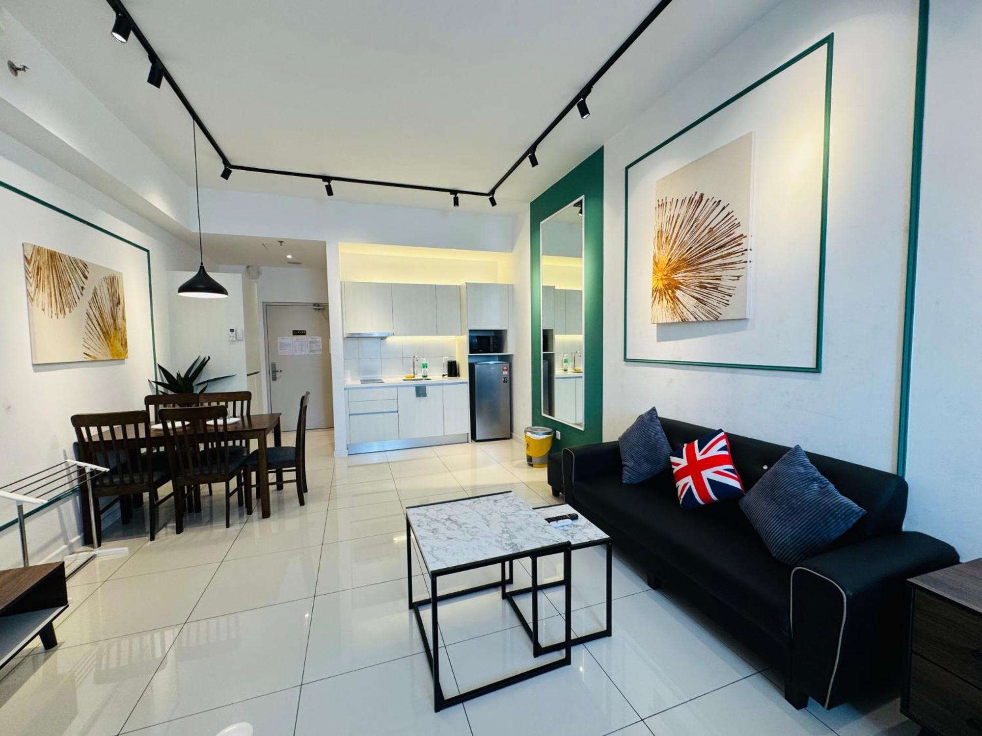 Apartment Chamber Klcc By Moonlight